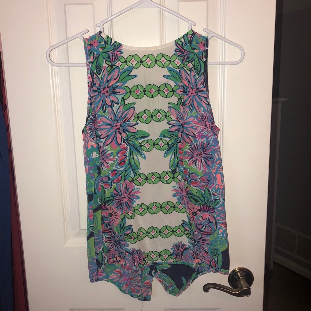 Lilly Pulitzer ADORABLE fun top w/ buttons in back